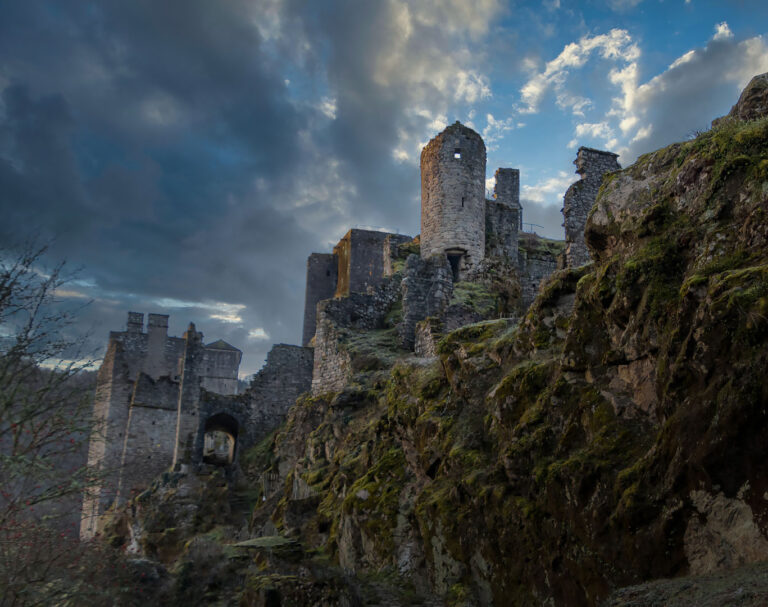 Les Tours de Merle Vue sur les tours nuage@PierreLeygonie